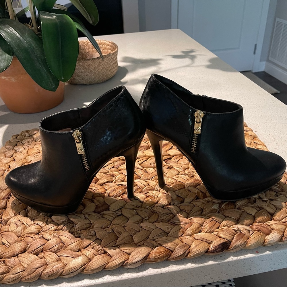 Michael Kors Blk booties. size 6.5